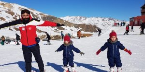 İkizlerin kayak keyfi