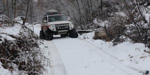 Yolu kardan kapanan köylerdeki aşı taleplerine paletli ambulansla yetişiyorlar