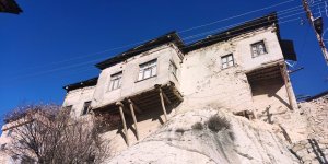 Tunceli'de dev kayaların üzerine yapılan evler görenleri hayran bırakıyor