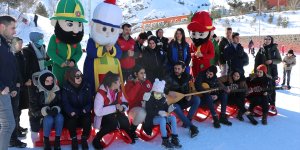 Üniversite öğrencileri Palandöken'de kayak ve mini konserle sınav stresini attı