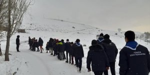 Erzurum'da izciler dondurucu soğukta yaban hayvanları için doğaya yem bıraktı