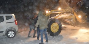 Kars'ta tipi nedeniyle mahsur kalan 15 kişi kurtarıldı