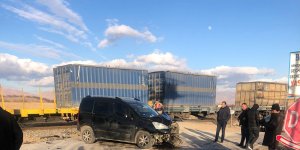 Malatya'da yük treni otomobile çarptı: 1 yaralı