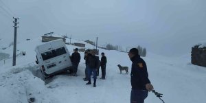 Kar yağışı nedeniyle minibüs şarampole yuvarlandı