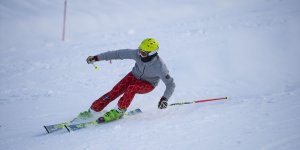 Tuncelili kayakçılar milli forma hedefiyle Ovacık Kayak Merkezi'nde çalışıyor