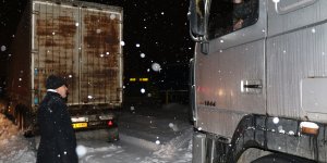 Van'da kar ve tipi nedeniyle yolda mahsur kalan tır sürücülerine sıcak yemek ikramı
