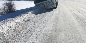 Kars'ta yolcu otobüsü kara saplandı