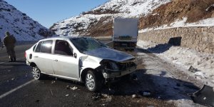 Bingöl'de duvara çarpan otomobildeki 3 kişi yaralandı