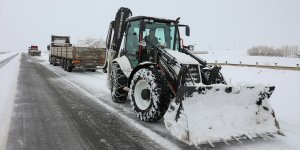 Van'da kar ve tipi nedeniyle yolda mahsur kalan 4 tır sürücüsü kurtarıldı