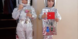 "Sıfır Atık'a dikkati çekmek için atık malzemelerden elbise yapıp defile düzenlediler