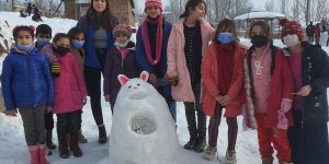 Güroymak'taki köy okulunda öğrenciler karın keyfini çıkardı