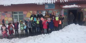 Güroymak'taki köy okullarına kırtasiye yardımı