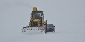 Kars'ta kar ve tipi yüzünden yolda mahsur kalan 2 öğretmen kurtarıldı