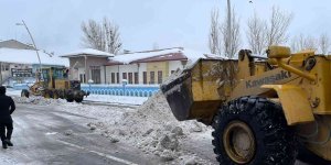 Eleşkirt Belediyesi ekipleri karla mücadele çalışması yaptı