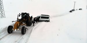 Ağrı'da kar ve tipi nedeniyle köy yolunda mahsur kalan 45 kişi kurtarıldı