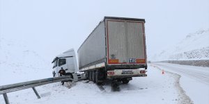 Erzincan ile Ardahan'da kar, buzlanma ve sis ulaşımı aksatıyor