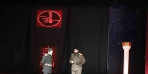Ağrı'da "Kumandan" oyunu tiyatroseverlerle buluştu