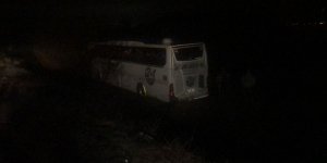 Erzincan'da yoldan çıkan otobüsteki 2 yolcu yaralandı