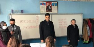 Kaymakam Kurt öğrencilere kitap dağıttı