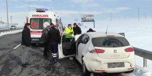 Ardahan'da minibüs ile otomobilin çarpıştığı kazada 2 kişi yaralandı