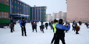 Muş'ta polisler okul çıkışında çocuklarla kar topu oynadı