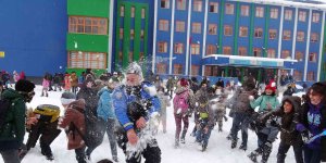 Polislerle öğrencilerin kar topu savaşı