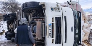 Erzincan'da devrilen saman yüklü kamyonun sürücüsü yaralandı