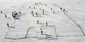 Gazeteciler ve idareciler buz tutan Çıldır Gölü'nde dostluk maçı yaptı