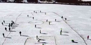 Yüzeyi buzla kaplı Çıldır Gölü'nde futbol keyfi