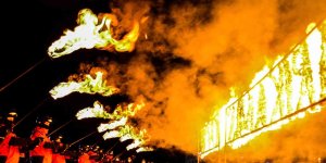 JAK timlerinin meşaleli kayak gösterisi nefes kesti