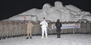 Sarıkamış şehitleri anısına JAK timlerinden meşaleli kayak gösterisi