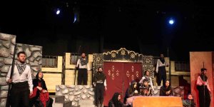 Van Büyükşehir Belediyesinin tiyatro günleri 'Taziye' oyunu ile başladı