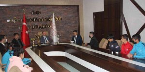 Ağrı Milli Eğitim Müdürü Kökrek, çeşitli yarışmalarda başarılı olan öğrencilerle bir araya geldi