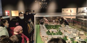 Malazgirt Kaymakamı Demirer, öğrencilere ilçenin yeni müzesini gezdirdi