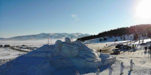 Donarak şehit olan kahramanların kardan heykelleri görüntüsüyle büyülüyor