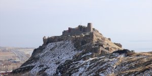 Van Gölü'nün eşsiz manzarasına sahip Urartu kalesi ışıklandırıldı