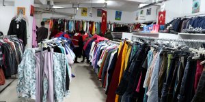 Türk Kızılay, Elazığ'da "Sevgi Mağazası"yla ihtiyaç sahibi çocukları giydiriyor