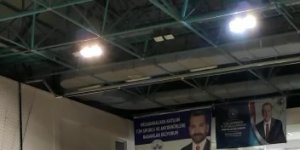 Minik basketbolcunun attığı top, potada 'asılı' kaldı