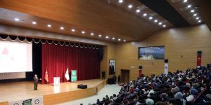 AİÇÜ'de bağımlılıkla mücadele konferansı düzenlendi