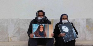 İki yıldır kayıp olan kızlarının bulunması için oturma eylemi başlattılar