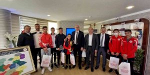 Şampiyon Karayazı Belediyespor Atletizm takımına GSİM'den ödül