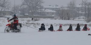 Erzincanlı çocuklar kar tatilinde motosikletli kızak keyfi yaptı