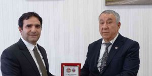 Ünsal'dan Dekan Güngör'e plaket