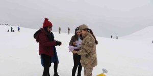 Jandarma, kayak merkezinde KADES'i tanıttı