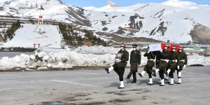 Silah kazasında şehit olan asker için Hakkari'de tören düzenlendi