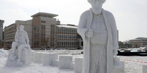 Ağrı'da kar festivali için masal kahramanlarının kardan heykelleri yapıldı