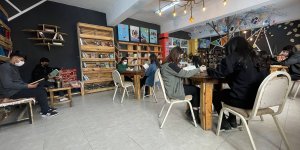 Öğrencilerin atık malzemelerden kurduğu kütüphane örnek oldu