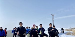 Ağrılı atletler asfaltta ter dökerek hedeflerine koşuyor