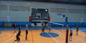Tatvanlı gençler voleybol oynayarak stres atıyor