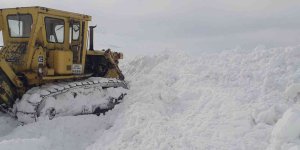 Çayırlı'da karla kaplı köy yolları açılıyor